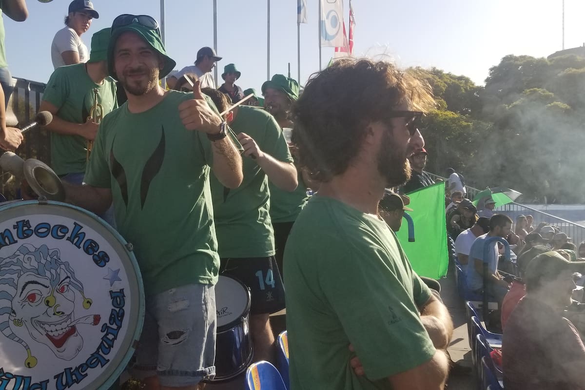 Los Fantoches de Villa Urquiza, la hinchada contratada que estimuló a La Natividad en la final del Abierto de Palermo 2022.