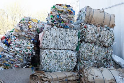 Los fardos de botellas, comprados a cooperativas, municipalidades y empresas de todo el país, son separados por color y tipo de plástico durante el proceso de reciclado