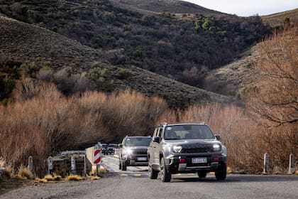 Los faros y la máscara de luces diurnas del Renegade, recortados sobre el paisaje neuquino.