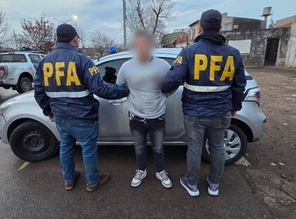 Los federales pudieron identificar un domicilio en el barrio Esperanza de la localidad bonaerense de Virrey del Pino, que el sospechoso compartía con su pareja. Durante varios días montaron guardias encubiertas y finalmente lo sorprendieron cuando salía de su vivienda.