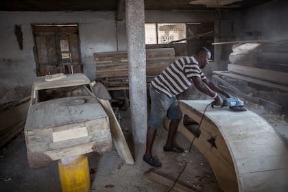 Los féretros son construidos de acuerdo a los gustos del fallecido (Foto X @sallyhayd)