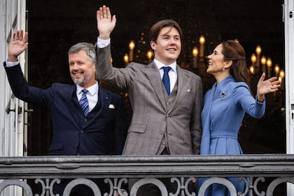 Los festejos comenzaron minutos antes del mediodía. Acompañado por sus padres, los príncipes Federico y Mary, Christian salió al balcón del palacio Frederik VIII en Copenhague para saludar a los ciudadanos, tal como lo hicieron años atrás su abuela, la reina Margarita, y su padre, al cumplir 18 años.
