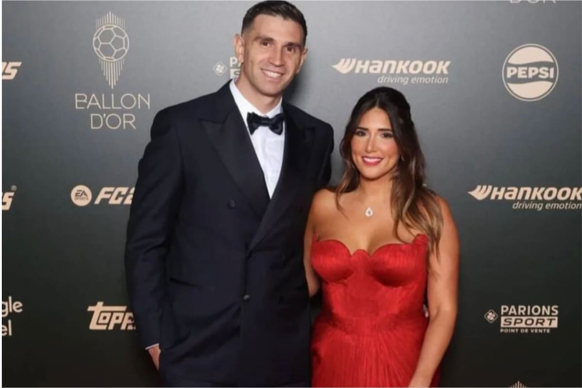 Los festejos de Emiliano Martínez tras la obtención del premio al Mejor arquero en el Balón de Oro 2024