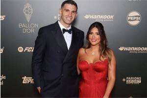 Los festejos de Emiliano Martínez tras la obtención del premio al Mejor arquero en el Balón de Oro 2024