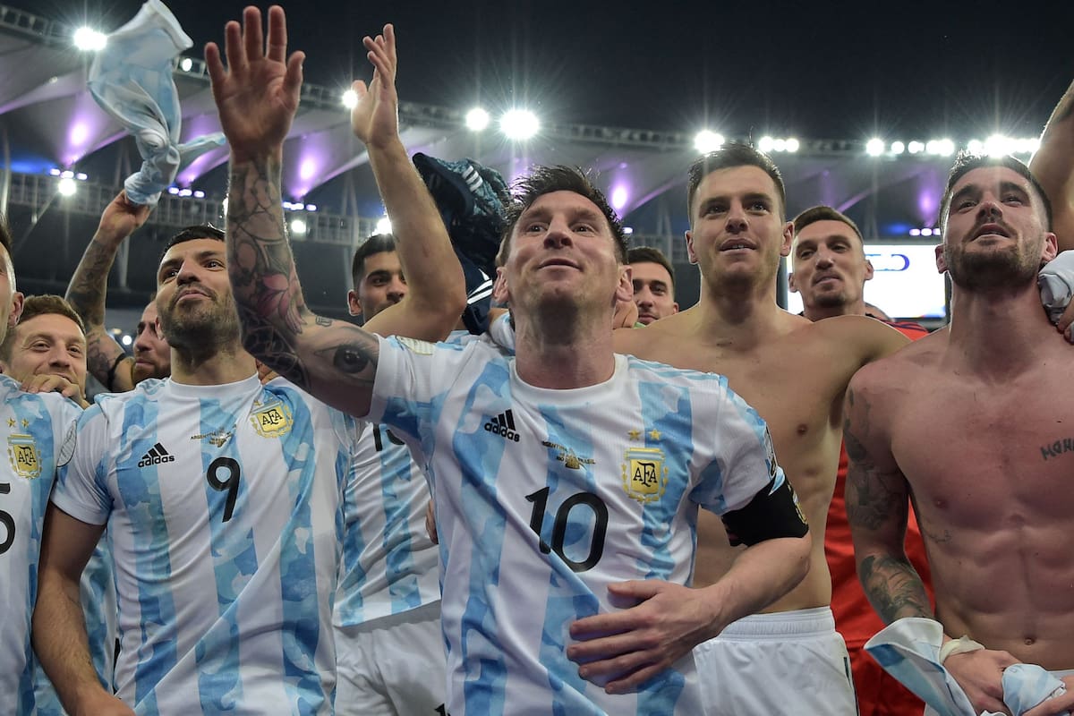 Los festejos de la selección argentina contra Brasil tras ganar la Copa América... con palmas al ritmo de Messi