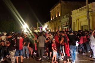 Escándalo. Colón campeón: 70 heridos, detenidos y contagio masivo en el festejo