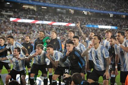 Los festejos de los jugadores de la selección argentina tras la goleada ante Brasil en el estadio Monumental