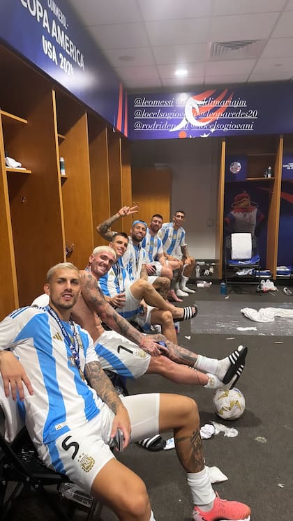 Los festejos dentro del vestuario tras el triunfo de la Selección