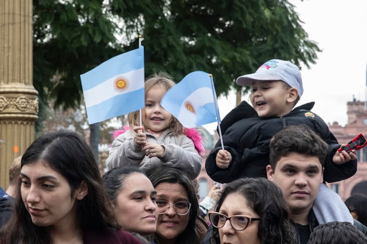 Los festejos en el Cabildo por el 216° aniversario de la Revolución de Mayo convocaron a gran cantidad de público