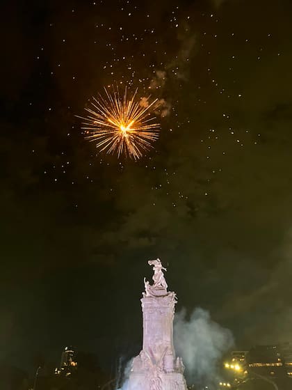Los festejos migraron al Monumento de los Españoles