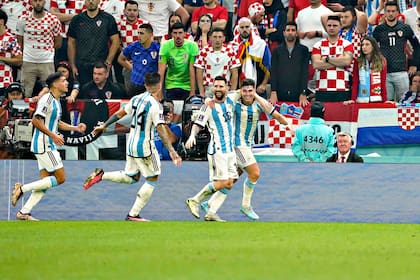Los festejos vienen siendo un hábito de la selección argentina en el Mundial Qatar 2022; Lionel Messi y Julián Álvarez celebran con Nahuel Molina Lucero y Enzo Fernández el 2-0 parcial sobre Croacia en la primera semifinal.