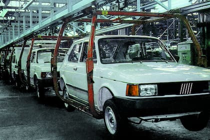 Los Fiat 147 salen de la línea de producción de la fábrica de El Palomar en 1985