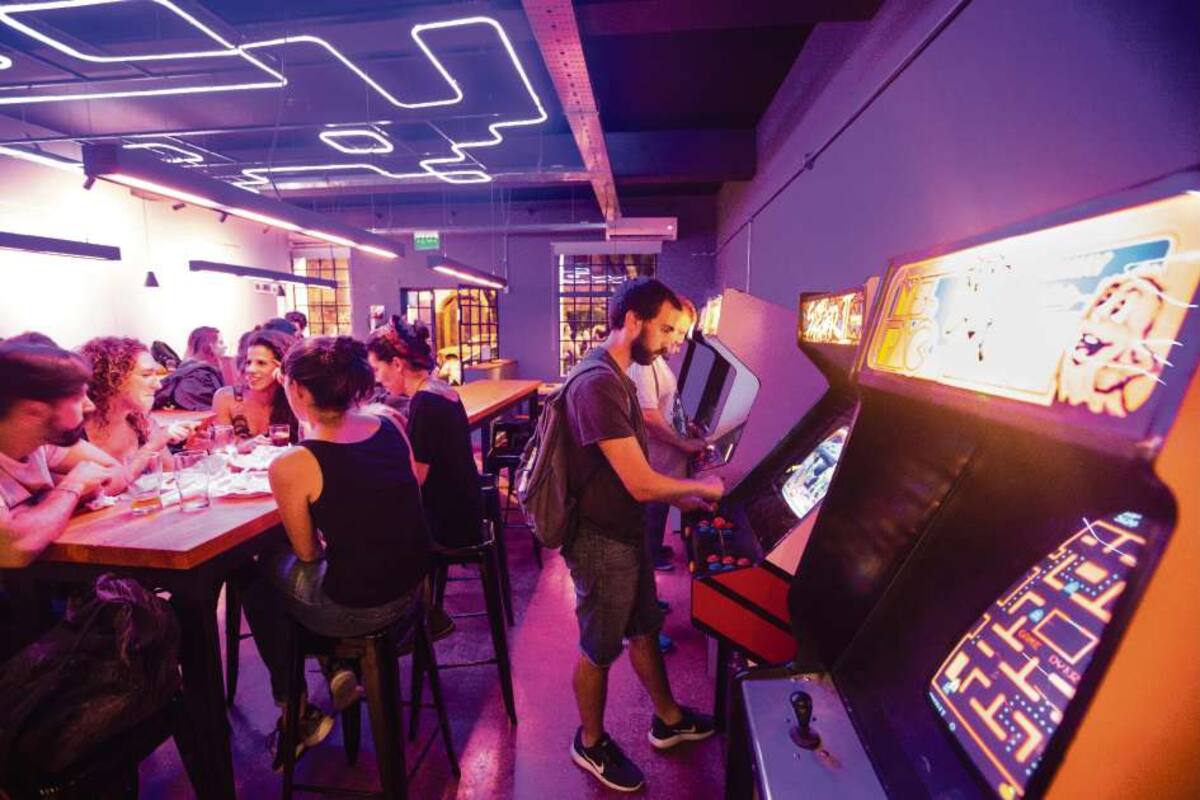 Los "fichines" y los tragos conviven en El Destello