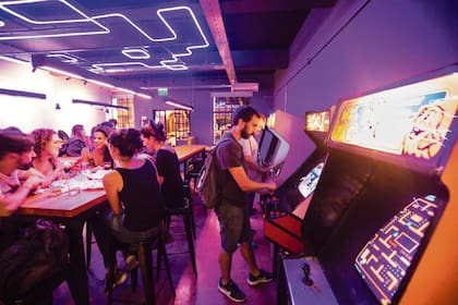 Los "fichines" y los tragos conviven en El Destello