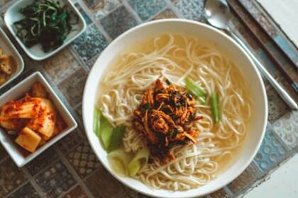Los fideos de arroz son muy delgados y suelen acompañar sopas como el ramen (Foto Pexels)