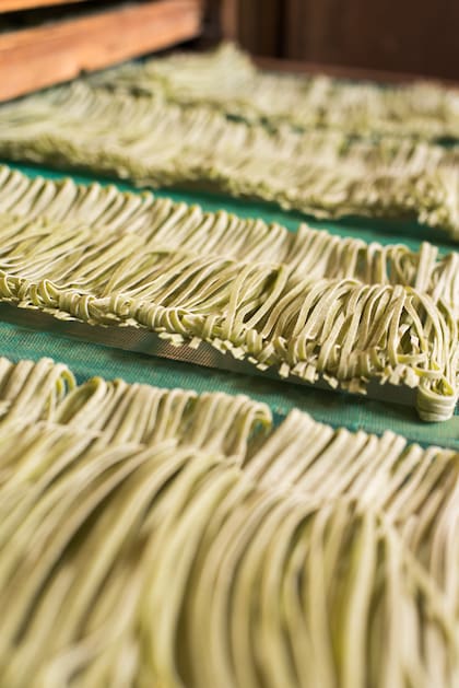 Los fideos se secan en estanterías de madera, como antes.