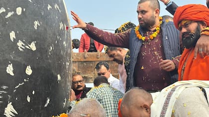 Los fieles acompañaron el momento en que la estatua ingresaba al templo donde será colocada para su veneración