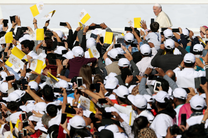 Los fieles de Emiratos Árabes Unidos asistieron a la misa celebrada en el estadio Zayed Sports City en Abu Dhabi