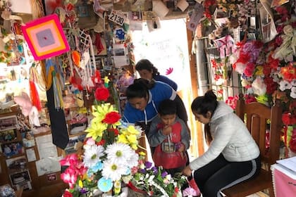 Los fieles dejan ofrendas para el Angelito