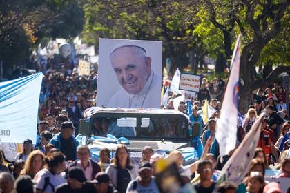 Los fieles recorrieron desde Plaza de Mayo a la parroquia Virgen de los Milagros de Caacupé de la villa 21 24 de Barracas