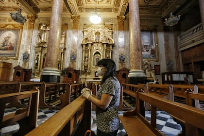 Los fieles rezan en la iglesia San José de Flores en la ciudad de Buenos Aires, Argentina