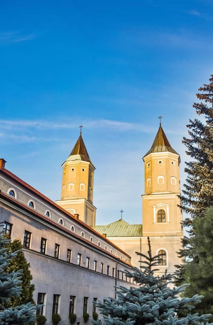 Los fieles se encontraban en el convento a la espera de la próxima misa - Jarosław