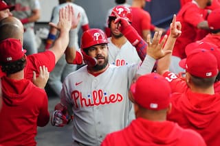 Los Filis vencen 7-4 a los Azulejos con jonrones de Bohm, Schwarber y Harper