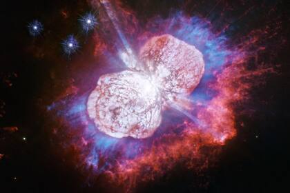 Los filtros ultravioleta del Hubble permitieron ver el magnesio (en azul) cerca de la estrella supermasiva Eta Carinae