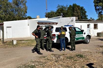 Los fiscales Azzolín y Heim participan, junto a personal de la Gendarmería, del allanamiento al destacamento policial de Teniente Origone