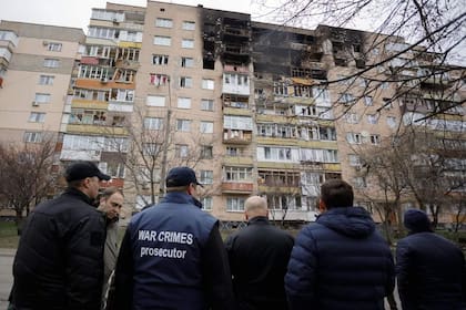 Los fiscales de la CPI, entre ellos Karim Khan, están reuniendo pruebas para llevar a los autores de los crímenes de Rusia en Ucrania ante la justicia.