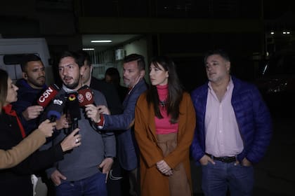 Los fiscales Jorge Cáceres Olivera, Nelia Velázquez y Jorge Gómez, durante una conversación con la prensa