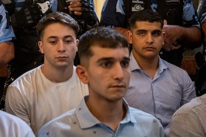 Los fiscales que intervienen en el juicio por el crimen de Fernando Báez Sosa, ocurrido el 18 de enero de 2020 en la localidad de Villa Gesell, pidieron hoy que los ocho acusados de matarlo a golpes sean condenados a prisión perpetua como coautores del delito de "homicidio agravado por alevosía y por el concurso premeditado de dos o más personas, en concurso ideal con lesiones", por la golpiza