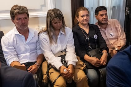 Los fiscales que intervienen en el juicio por el crimen de Fernando Báez Sosa, ocurrido el 18 de enero de 2020 en la localidad de Villa Gesell, pidieron hoy que los ocho acusados de matarlo a golpes sean condenados a prisión perpetua como coautores del delito de "homicidio agravado por alevosía y por el concurso premeditado de dos o más personas, en concurso ideal con lesiones", por la golpiza
