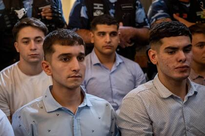 Los fiscales que intervienen en el juicio por el crimen de Fernando Báez Sosa, ocurrido el 18 de enero de 2020 en la localidad de Villa Gesell, pidieron hoy que los ocho acusados de matarlo a golpes sean condenados a prisión perpetua como coautores del delito de "homicidio agravado por alevosía y por el concurso premeditado de dos o más personas, en concurso ideal con lesiones", por la golpiza