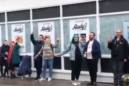 Los flamantes clientes hicieron un par de cuadras de cola antes de la apertura de la carnicería vegana