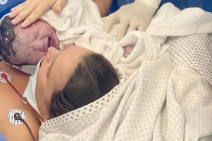 Los flamantes padres compartieron imágenes de la beba recién nacida