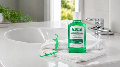 Los flossers y el enjuague bucal GUM Advanced Care complementan el cepillado dentro de una rutina de higiene completa.