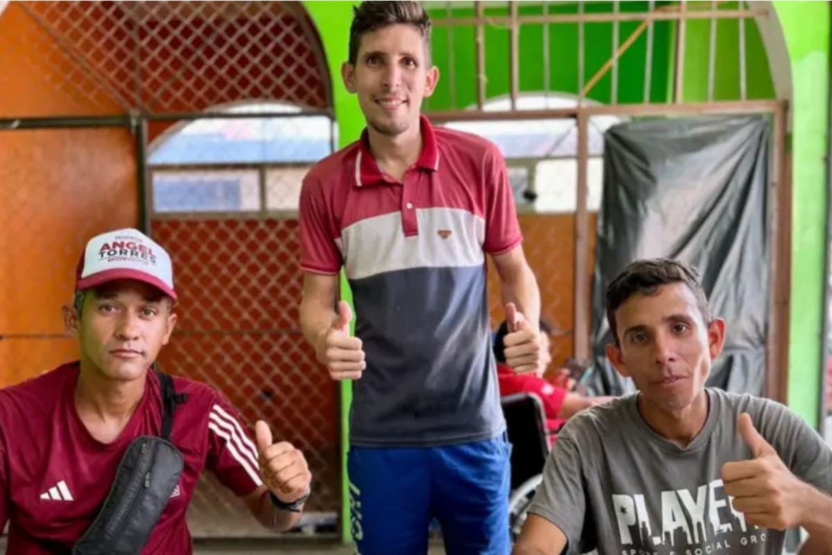Los fogones los comanda Yoel Parra, quien posa con otros dos migrantes venezolanos entusiasmados de probar su comida tras semanas de travesía