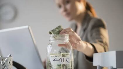 Los fondos de retiro 401K son beneficios que suelen recibir los empleados a tiempo completo de las empresas en EE.UU.
