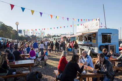 Los food trucks frente al río son la mejor opción para pasar la tarde al aire libre