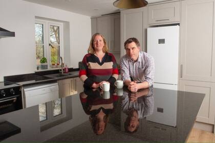 Los Fook cavaron debajo de su casa mientras renovaban su cocina e hicieron un hallazgo que les cambió la vida (Imagen: ZacharyCulpin/BNPS)