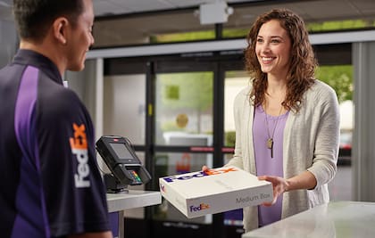 Los formularios de USCIS se pueden enviar a través de USPS, FedEx, DHL o UPS