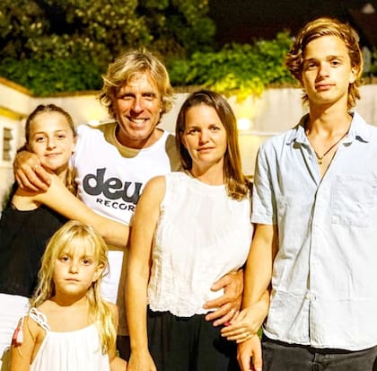 Los Fossaroli en familia: Juan y su mujer, Carolina, junto a Sol, Sofía y Santino