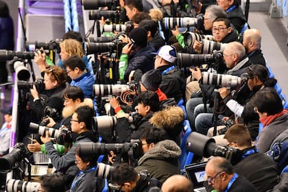 Los fotógrafos de los medios asisten al evento de patinaje de velocidad