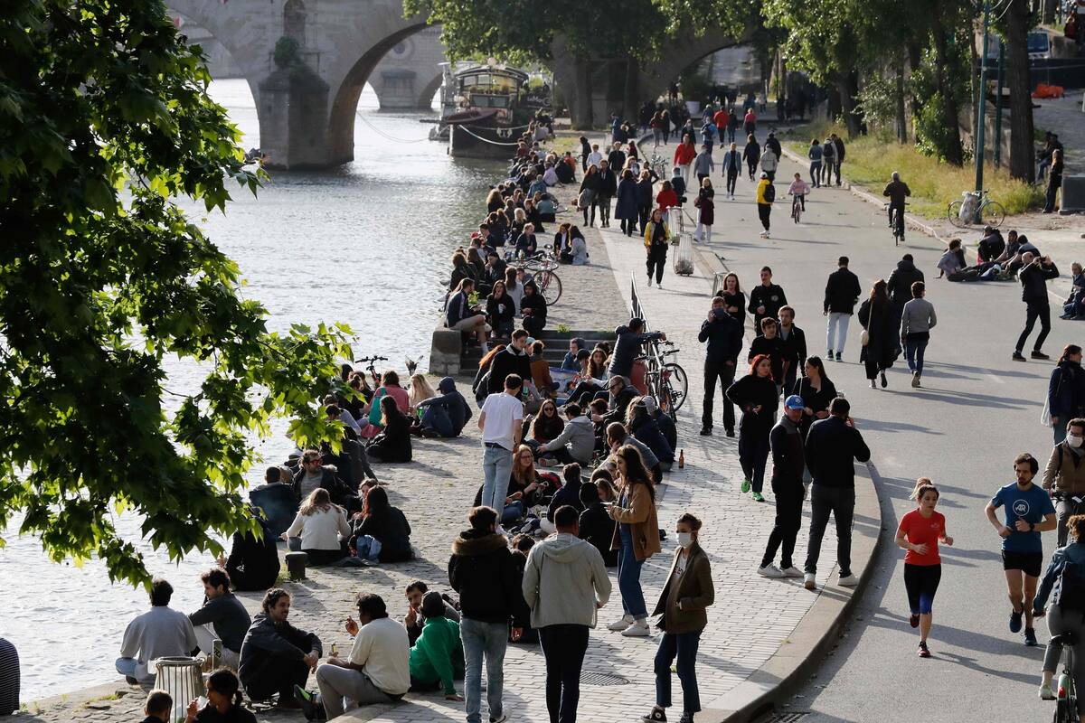 Los franceses aprovecharon ayer para pasear a lo largo del Sena en la capital del país