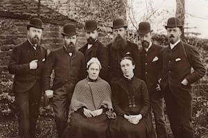 Los Fraser de Arboath, Escocia, fueron los que iniciaron la historia de la Fábrica Argentina de Alpargatas; de izquierda a derecha: Norman, John, Douglas Jr., Patrick y Robert Fraser, sentadas: Mary Ann Brydon Fraser e Isabella en 1880