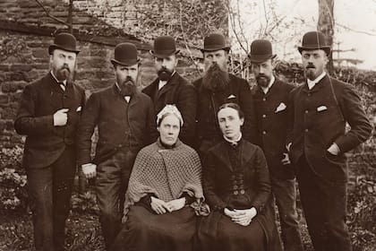 Los Fraser de Arboath, Escocia, fueron los que iniciaron la historia de la Fábrica Argentina de Alpargatas; de izquierda a derecha: Norman, John, Douglas Jr., Patrick y Robert Fraser, sentadas: Mary Ann Brydon Fraser e Isabella en 1880
