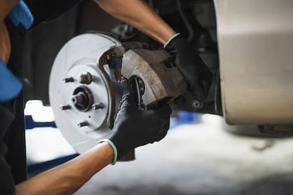 Los frenos podrían ser el problema si vibra el volante