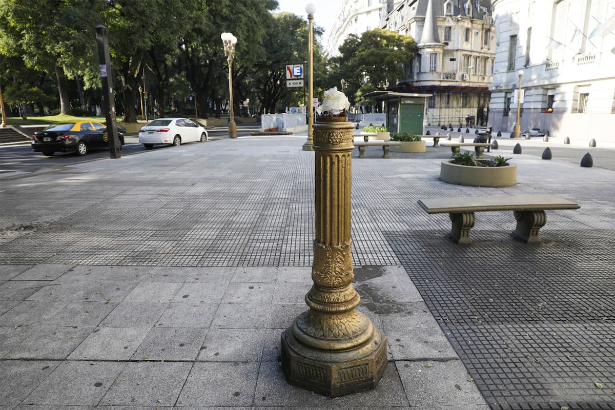 Los frentes de porteros eléctricos de bronce, fueron arrancados de los edificios