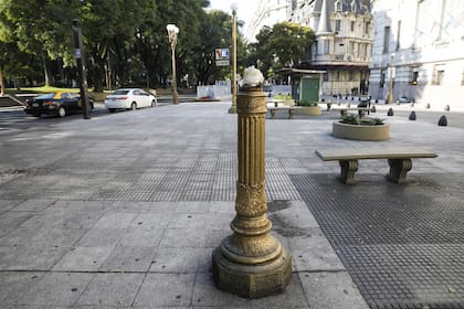 Los frentes de porteros eléctricos de bronce, fueron arrancados de los edificios